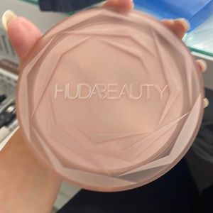 Huda Beauty…Nymph “Flora” highlighter.